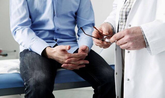 A man to a doctor with symptoms of prostatitis